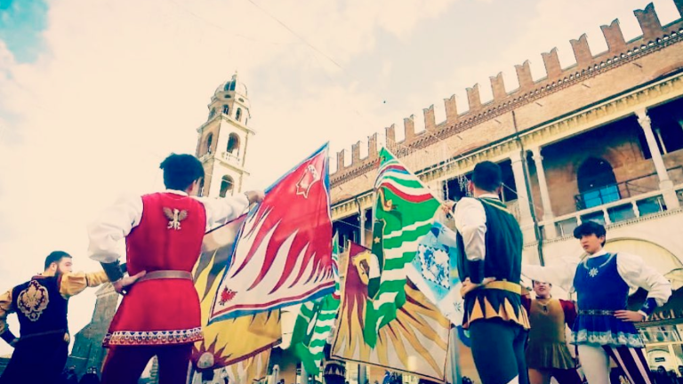 Faenza, weekend dedicato agli sbandieratori in piazza del Popolo Faenza, weekend dedicato agli sbandieratori in piazza del Popolo