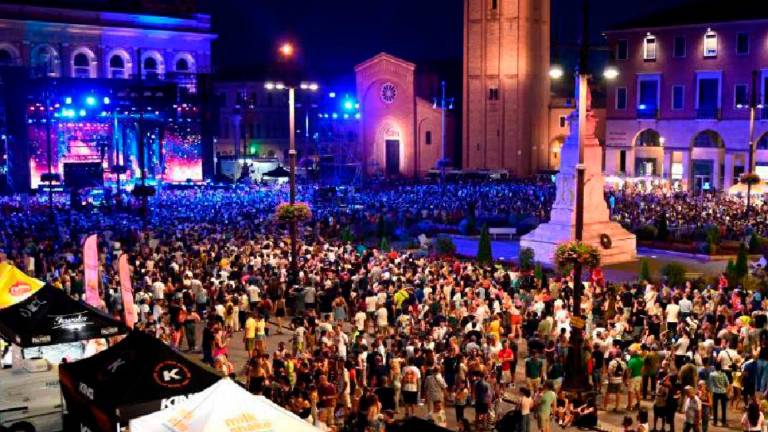 Il concerto di Radio Bruno del 2024 in piazza Saffi (foto Blaco) Il concerto di Radio Bruno del 2024 in piazza Saffi (foto Blaco)