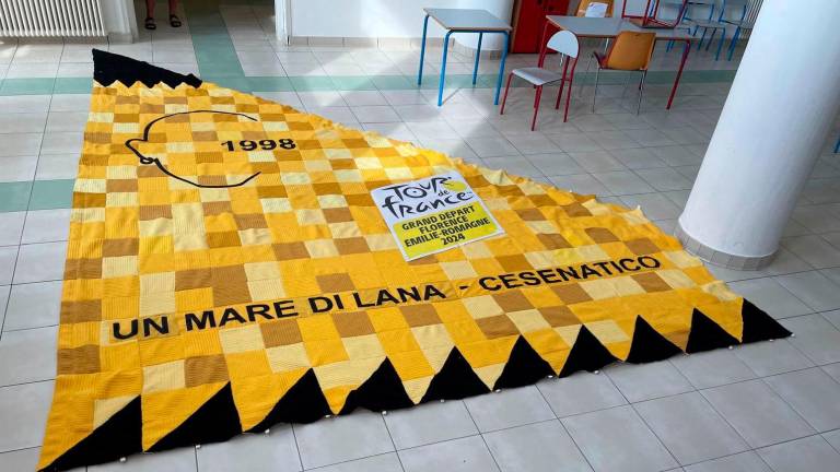 Tour de France a Cesenatico: gigantografia di Pantani sul prato dello stadio per le riprese aeree - Gallery Tour de France a Cesenatico: gigantografia di Pantani sul prato dello stadio per le riprese aeree - Gallery