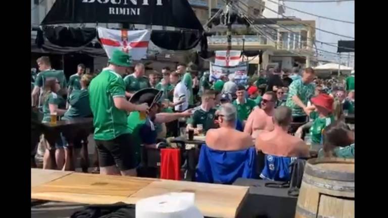 Rimini, i tifosi nordirlandesi a pancia scoperta in festa al Bounty VIDEO Rimini, i tifosi nordirlandesi a pancia scoperta in festa al Bounty VIDEO