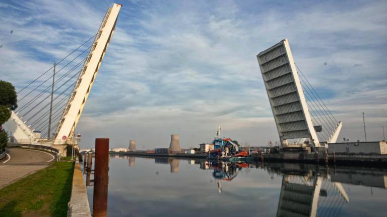 Ravenna. Autorità portuale vuole un nuovo ponte. L’Eni vende l’ex Sarom per 6,4 milioni Ravenna. Autorità portuale vuole un nuovo ponte. L’Eni vende l’ex Sarom per 6,4 milioni