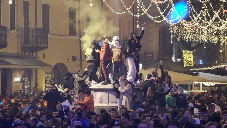 Rimini e il selfie di Capodanno sulla fontana della Pigna: c'era anche una famiglia con un bimbo di 5 anni Rimini e il selfie di Capodanno sulla fontana della Pigna: c'era anche una famiglia con un bimbo di 5 anni