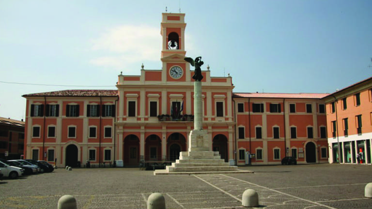 Coronavirus e Dpcm: protesta di piazza anche a Savignano Coronavirus e Dpcm: protesta di piazza anche a Savignano