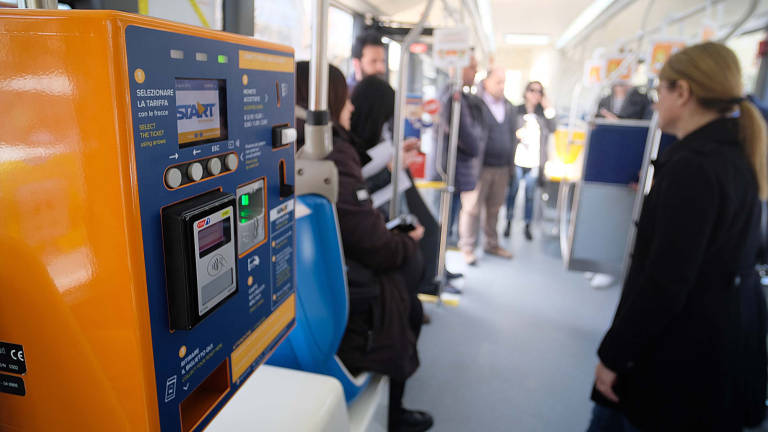 Il biglietto sul bus? Si pagherà con smartphone e carta di credito Il biglietto sul bus? Si pagherà con smartphone e carta di credito