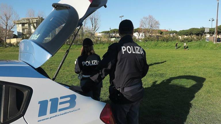 Rimini. Mi butto dal balcone, salvato da un poliziotto Rimini. Mi butto dal balcone, salvato da un poliziotto