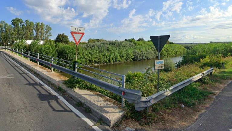 Ravenna. Crepe, tronchi e cumuli di detriti: accertamenti sul ponte di via Gambellara Ravenna. Crepe, tronchi e cumuli di detriti: accertamenti sul ponte di via Gambellara