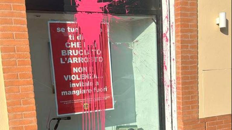 La vetrata di Radio Centrale imbrattata con la vernice La vetrata di Radio Centrale imbrattata con la vernice