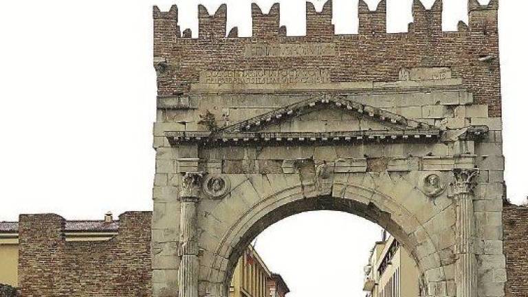 Attempati turisti dalla Croazia in visita a Rimini staccano a martellate frammenti dell'Arco D'Augusto Attempati turisti dalla Croazia in visita a Rimini staccano a martellate frammenti dell'Arco D'Augusto