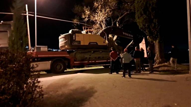L’arrivo su un camion della ruspa, poi bloccata grazie all’intervento dei residenti L’arrivo su un camion della ruspa, poi bloccata grazie all’intervento dei residenti