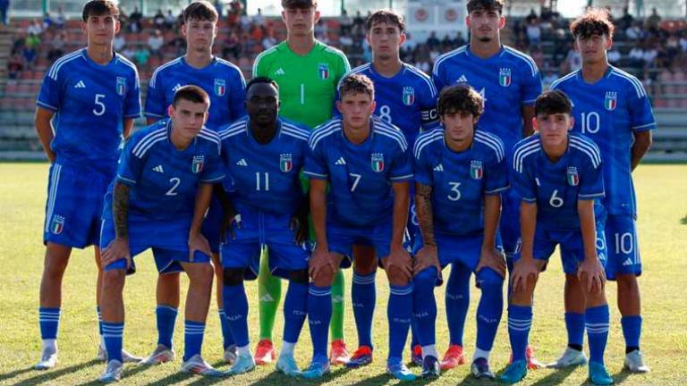 L’Italia Under 19 con capitano il centrocampista del Cesena Leonardo Mendicino L’Italia Under 19 con capitano il centrocampista del Cesena Leonardo Mendicino
