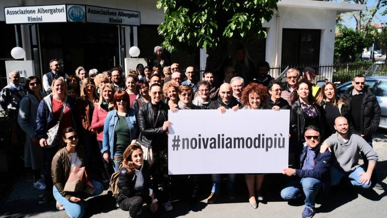 Hotel a 12 euro, a Rimini 50 albergatori protestano: #noivaliamodipiù Hotel a 12 euro, a Rimini 50 albergatori protestano: #noivaliamodipiù