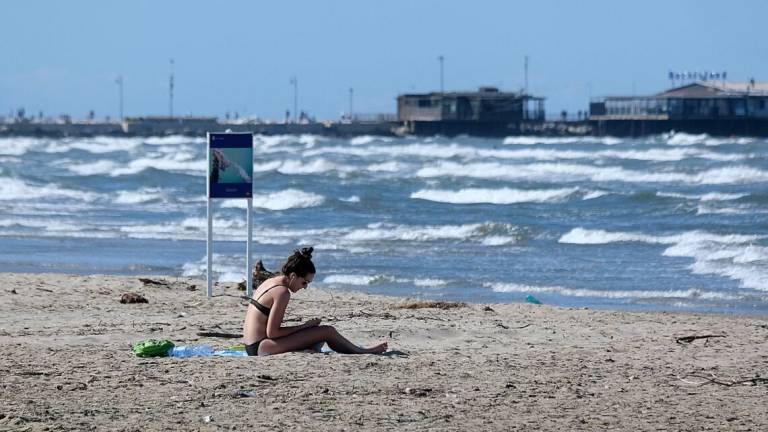 Covid-19. Spiaggia libera: 5 metri di distanza dai vicini a Rimini Covid-19. Spiaggia libera: 5 metri di distanza dai vicini a Rimini