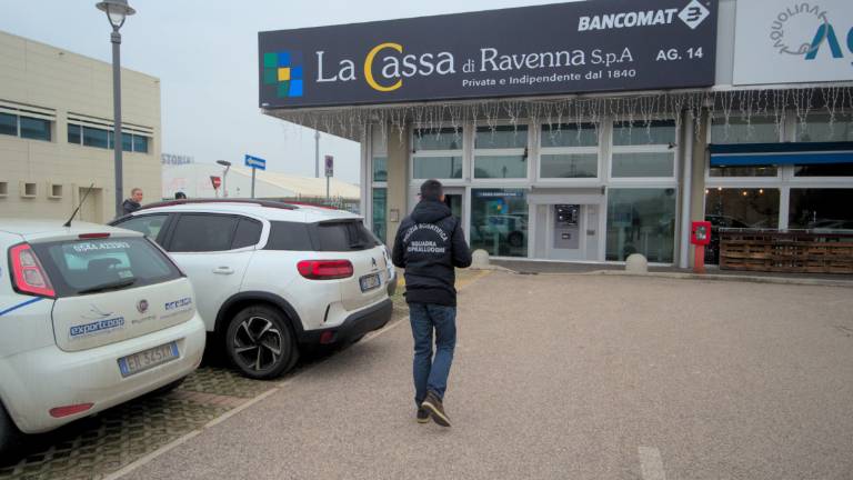 Ravenna, sali sulle mie spalle e rompi la telecamera della banca, ma il colpo di Natale dei ladri va a vuoto - Gallery Ravenna, sali sulle mie spalle e rompi la telecamera della banca, ma il colpo di Natale dei ladri va a vuoto - Gallery