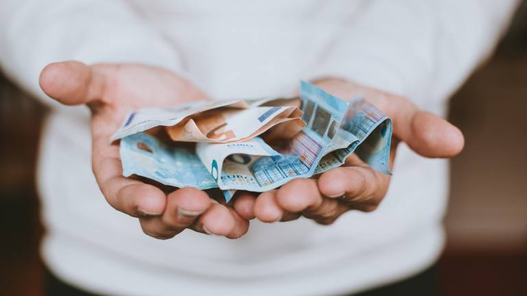 Lavora in Svizzera per 3.600 euro al mese ma incassa l'indennità di disoccupazione in Italia: scoperto 30enne lughese Lavora in Svizzera per 3.600 euro al mese ma incassa l'indennità di disoccupazione in Italia: scoperto 30enne lughese