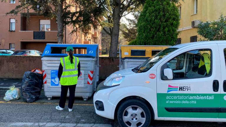Rifiuti. A Ravenna 340 multe ai “furbetti del cassonetto” grazie a 10 fototrappole e 7 agenti accertatori formati da Hera Rifiuti. A Ravenna 340 multe ai “furbetti del cassonetto” grazie a 10 fototrappole e 7 agenti accertatori formati da Hera