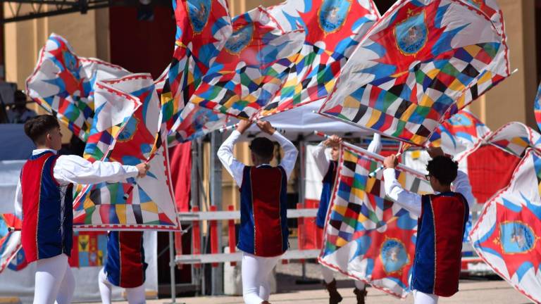 Lugo, Giochi giovanili della bandiera: gare appassionate e boom di visitatori in centro Lugo, Giochi giovanili della bandiera: gare appassionate e boom di visitatori in centro