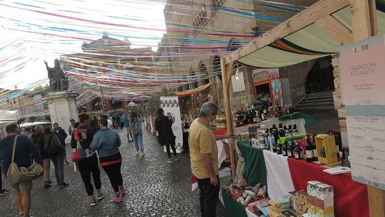 Al Meni, il circo del gusto di Rimini al via con gli acrobati FOTO Al Meni, il circo del gusto di Rimini al via con gli acrobati FOTO