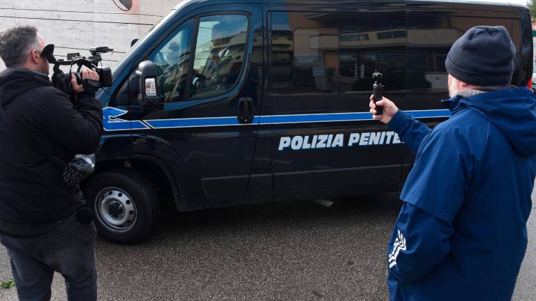 Il furgone che trasporta Louis Dassilva per l’incidente probatorio Il furgone che trasporta Louis Dassilva per l’incidente probatorio