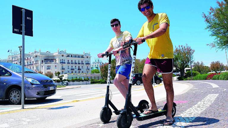 Rimini, i monopattini elettrici arrivano sul lungomare. Ma manca l'ok Rimini, i monopattini elettrici arrivano sul lungomare. Ma manca l'ok