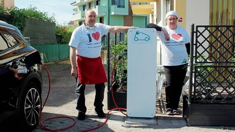 Longiano, la piadina... ti dà la carica: i gestori comprano una colonnina per le auto elettriche Longiano, la piadina... ti dà la carica: i gestori comprano una colonnina per le auto elettriche