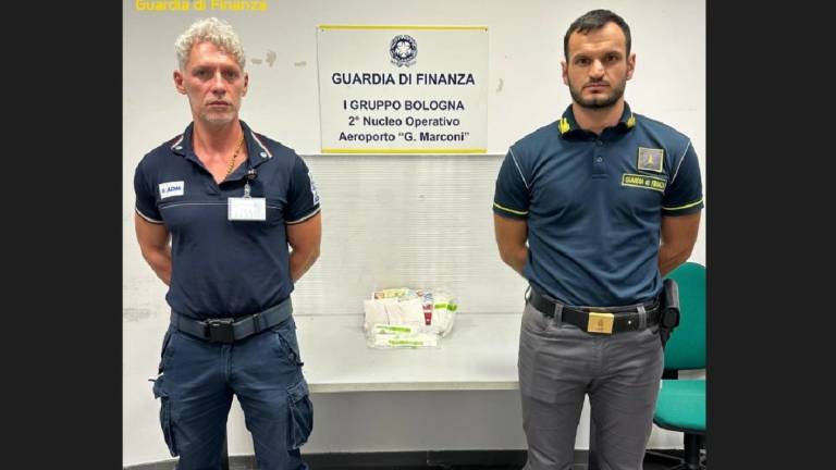 Forlivese torna dalla Colombia con oltre un chilo di cocaina: beccato in aeroporto a Bologna, farà 3 anni e 10 mesi di carcere VIDEO Forlivese torna dalla Colombia con oltre un chilo di cocaina: beccato in aeroporto a Bologna, farà 3 anni e 10 mesi di carcere VIDEO