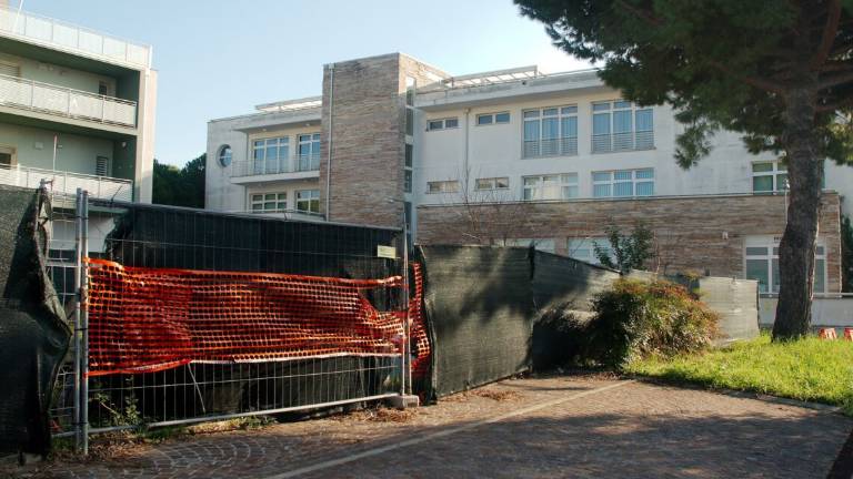 Marina di Ravenna, il centro civico cade a pezzi Marina di Ravenna, il centro civico cade a pezzi