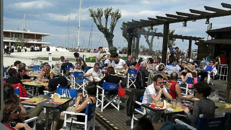 Dal 26 ristoranti solo all'aperto ma anche la sera: ecco le novità Dal 26 ristoranti solo all'aperto ma anche la sera: ecco le novità