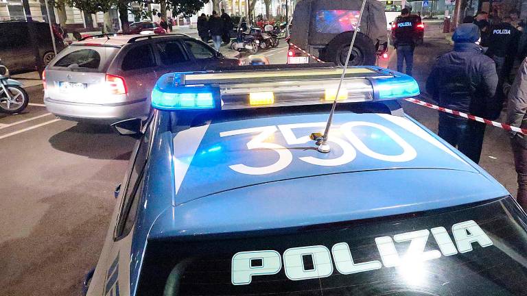 Rimini, rifiuta l’alcoltest e morde il braccio di un poliziotto: scatta l’arresto Rimini, rifiuta l’alcoltest e morde il braccio di un poliziotto: scatta l’arresto