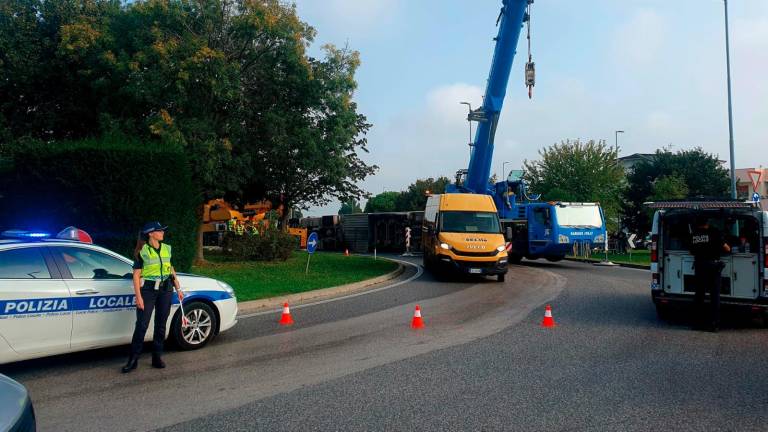 Riccione. Si ribalta Tir alla rotatoria di San Lorenzo: ferito l’autista Riccione. Si ribalta Tir alla rotatoria di San Lorenzo: ferito l’autista