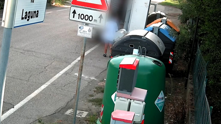 Massa Lombarda, multati 11 furbetti dei rifiuti con le fototrappole Massa Lombarda, multati 11 furbetti dei rifiuti con le fototrappole