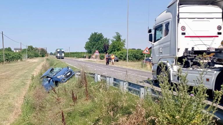 Faenza, scontro tra camion e auto: muore faentino Faenza, scontro tra camion e auto: muore faentino