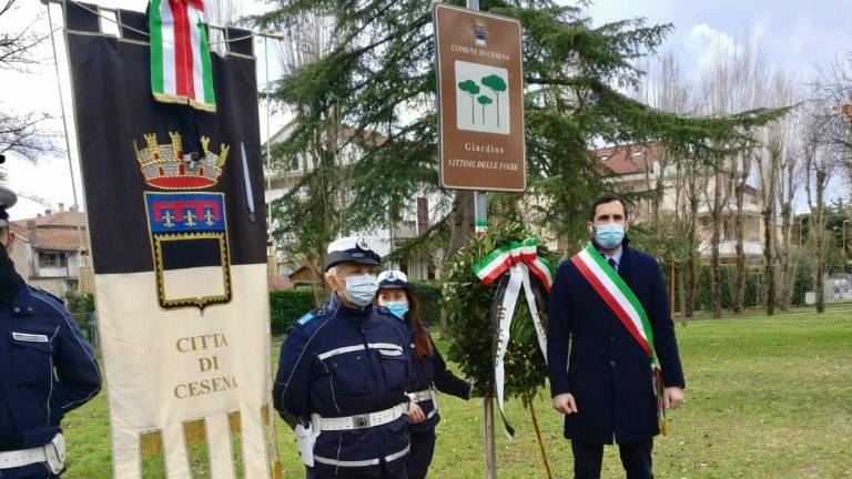 Martiri delle Foibe: il sindaco di Cesena depone una corona Martiri delle Foibe: il sindaco di Cesena depone una corona