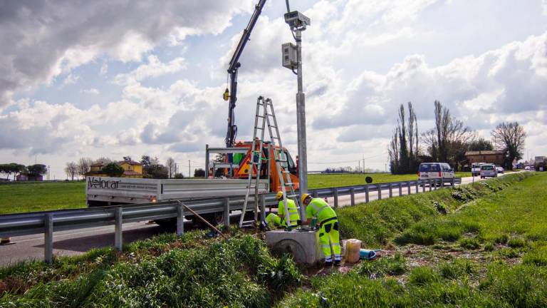 Ravenna, riecco il velox abbattuto da Fleximan sulla Dismano: ora è sorretto da un palo di ferro dal diametro più grande Ravenna, riecco il velox abbattuto da Fleximan sulla Dismano: ora è sorretto da un palo di ferro dal diametro più grande