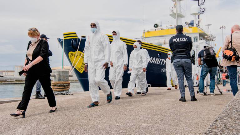 Uno dei numerosi sbarchi di migranti a Ravenna (foto Massimo Fiorentini) Uno dei numerosi sbarchi di migranti a Ravenna (foto Massimo Fiorentini)