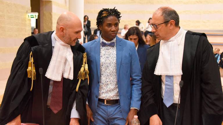 Louis Dassilva tra i suoi legali Andrea Guidi e Riario Fabbri (Migliorini) Louis Dassilva tra i suoi legali Andrea Guidi e Riario Fabbri (Migliorini)