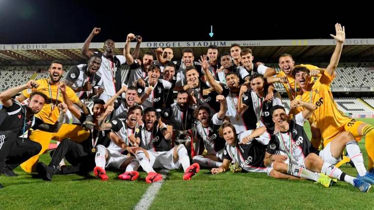 Il 27 giugno 2020 la allora Juventus Under 23 vinse all’Orogel Stadium-Dino Manuzzi la Coppa Italia di Serie C, battendo in finale per 2-1 la Ternana nella prima gara ufficiale dopo la pandemia: in quella Juve c’erano Luca Coccolo, indicato dalla freccia, e Alessandro Siano, il primo a destra (foto Juventus Fc) Il 27 giugno 2020 la allora Juventus Under 23 vinse all’Orogel Stadium-Dino Manuzzi la Coppa Italia di Serie C, battendo in finale per 2-1 la Ternana nella prima gara ufficiale dopo la pandemia: in quella Juve c’erano Luca Coccolo, indicato dalla freccia, e Alessandro Siano, il primo a destra (foto Juventus Fc)