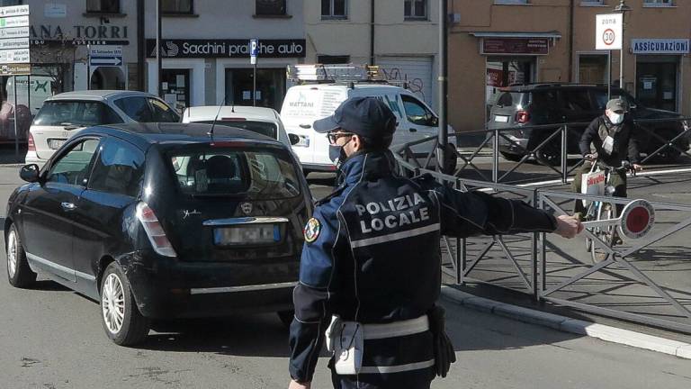 Rimini. In 11 serviti fuori dal bar, locale chiuso per 5 giorni Rimini. In 11 serviti fuori dal bar, locale chiuso per 5 giorni