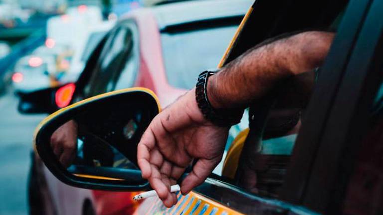 Buttare un mozzicone di sigaretta dall’auto? Ora può costare oltre mille euro di multa Buttare un mozzicone di sigaretta dall’auto? Ora può costare oltre mille euro di multa