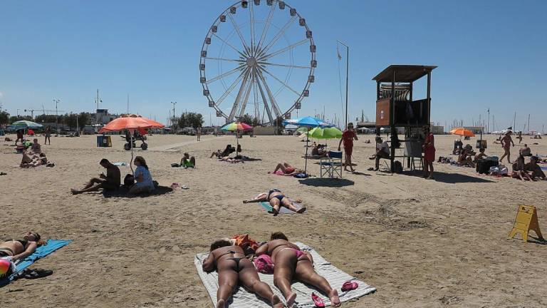 Spiaggia libera di Rimini: boom di bagnanti ma distanziati Spiaggia libera di Rimini: boom di bagnanti ma distanziati