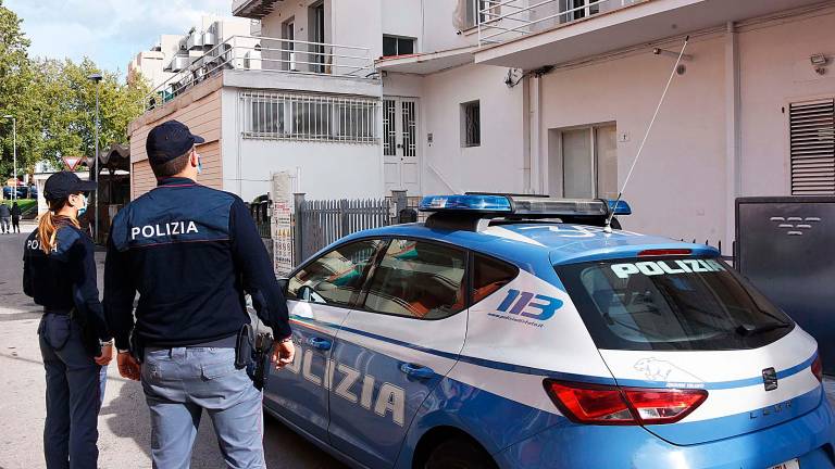 Una volante della Polizia Una volante della Polizia