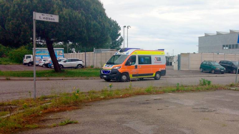 Ravenna, incidente sul lavoro: un bullone schizza come un proiettile e trafigge un operaio Ravenna, incidente sul lavoro: un bullone schizza come un proiettile e trafigge un operaio