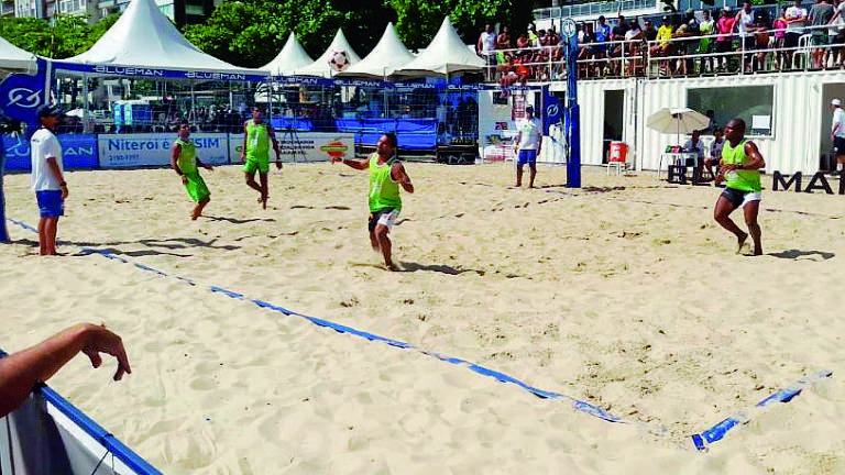 Rimini, in spiaggia i fenomeni brasiliani del Footvolley Rimini, in spiaggia i fenomeni brasiliani del Footvolley