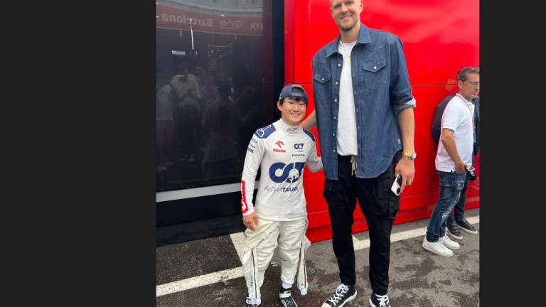 Il gigante del basket Nba e il pilotino: il faentino d'adozione Tsunoda accanto a Porzingis Il gigante del basket Nba e il pilotino: il faentino d'adozione Tsunoda accanto a Porzingis