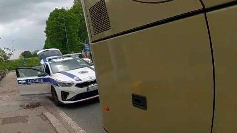 Ravenna, tradito dall’auto con il cambio automatico. Turista americano si schianta contro il muro della facoltà di Archeologia Ravenna, tradito dall’auto con il cambio automatico. Turista americano si schianta contro il muro della facoltà di Archeologia
