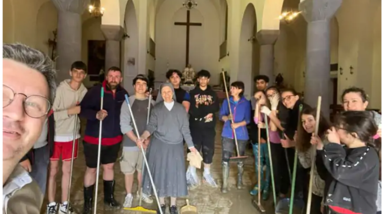 Ravenna, Don Leo e don Tiziano, i parroci che hanno spalato il fango: L'alluvione non era nei piani di Dio Ravenna, Don Leo e don Tiziano, i parroci che hanno spalato il fango: L'alluvione non era nei piani di Dio