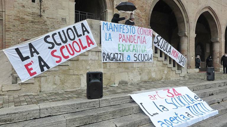 Sedici sindaci di centrodestra contro la chiusura delle scuole Sedici sindaci di centrodestra contro la chiusura delle scuole