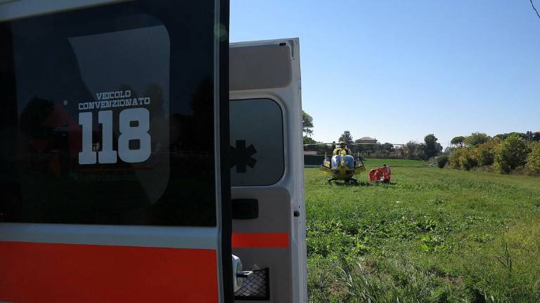 Faenza, schiacciato dal trattore mentre sradica un albero. Muore 67enne Faenza, schiacciato dal trattore mentre sradica un albero. Muore 67enne