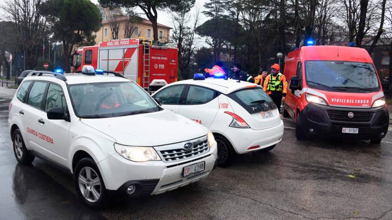Vigili del fuoco, Capitaneria e carabinieri mobiliati per le ricerche Vigili del fuoco, Capitaneria e carabinieri mobiliati per le ricerche