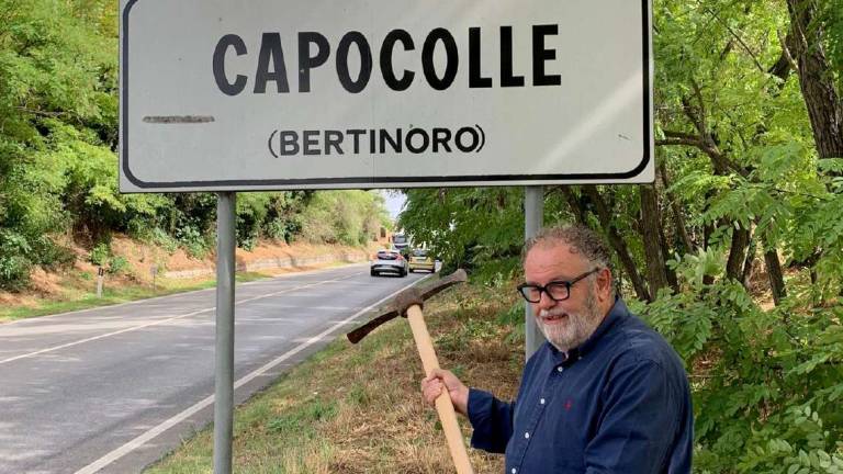 Forlì-Cesena, Bulbi prende il piccone e abbatte il cartello di Capocolle Forlì-Cesena, Bulbi prende il piccone e abbatte il cartello di Capocolle