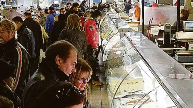 Rimini. Mercato coperto, blitz della Finanza: multe da 500 euro Rimini. Mercato coperto, blitz della Finanza: multe da 500 euro